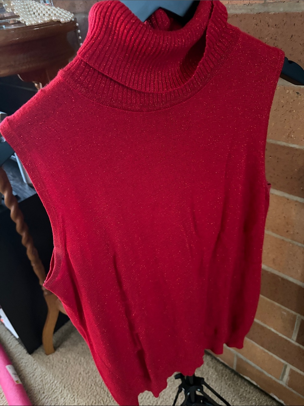 Sleeveless Turtleneck Sweater - Red sparkly